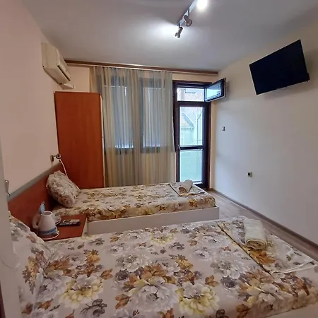 и анхиало بيت ضيافة
